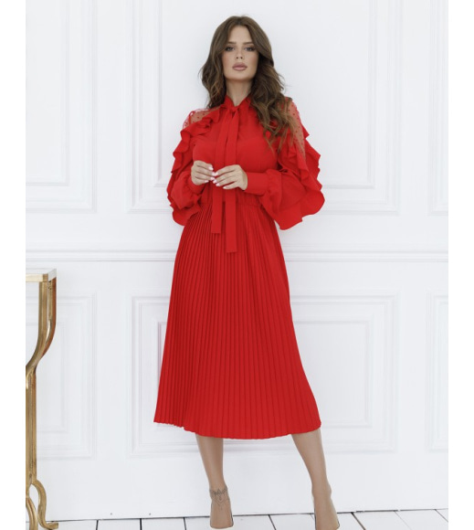 Красное плиссированное платье с сетчатыми вставками