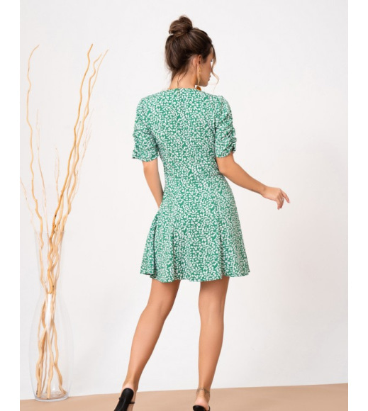 Зеленое приталенное платье с декольте