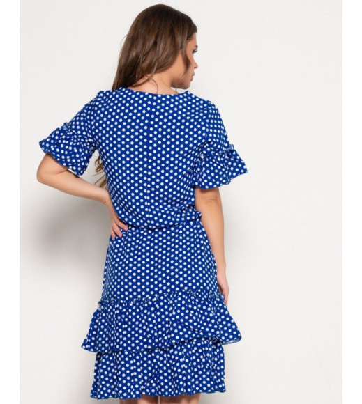 Синее приталенное платье в горошек с воланами
