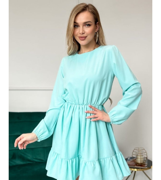 Голубое приталенное платье с воланом