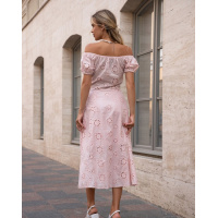 Розовое платье с разрезом из полированной прошвы
