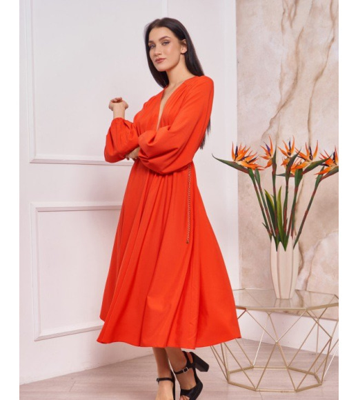 Красное приталенное платье с рукавами-фонариками