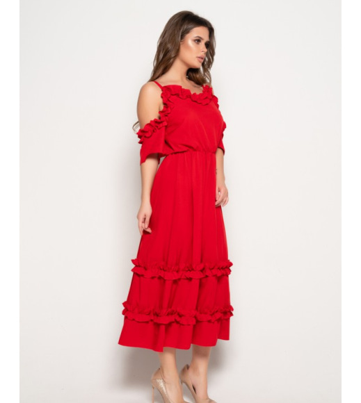 Красное платье с рюшами и открытыми плечами