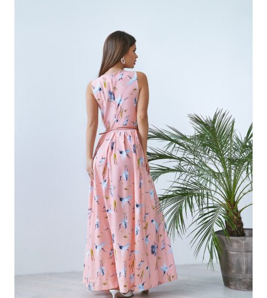 Розовое с птичьим принтом платье с длиной в пол