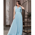 Голубое длинное платье с глубоким декольте