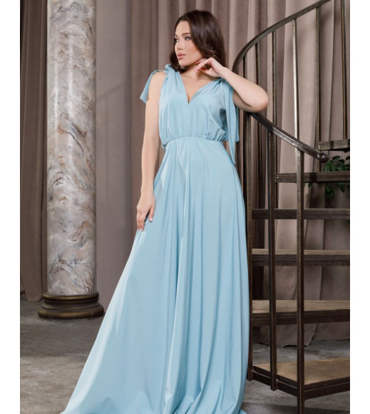 Голубое длинное платье с глубоким декольте