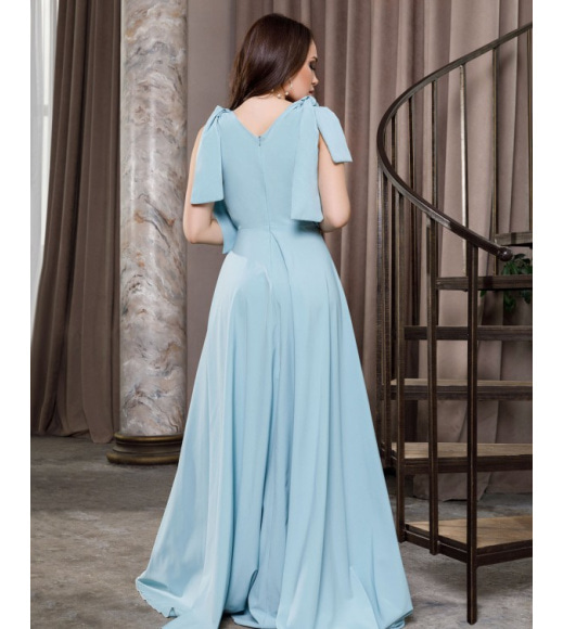 Блакитне довге плаття з глибоким декольте