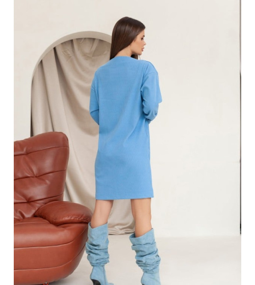 Голубое свободное платье с накладным карманом