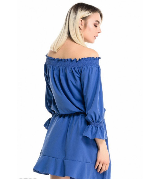 Синее короткое платье с отрытыми плечами