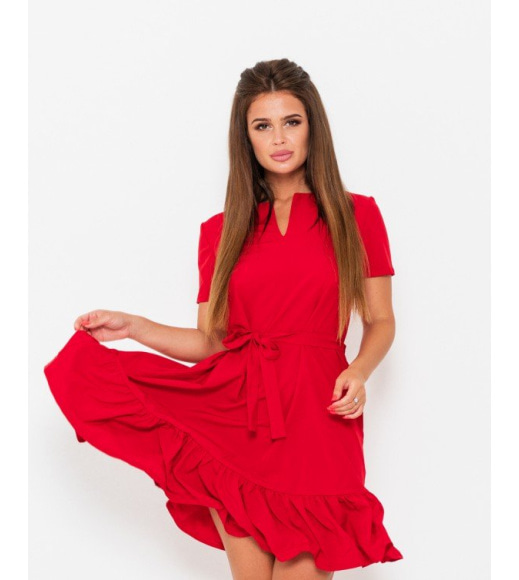 Красное приталенное платье с воланом