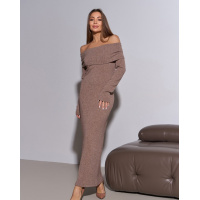 Бежевое длинное платье с открытыми плечами