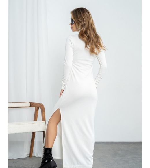 Молочное длинное платье в рубчик