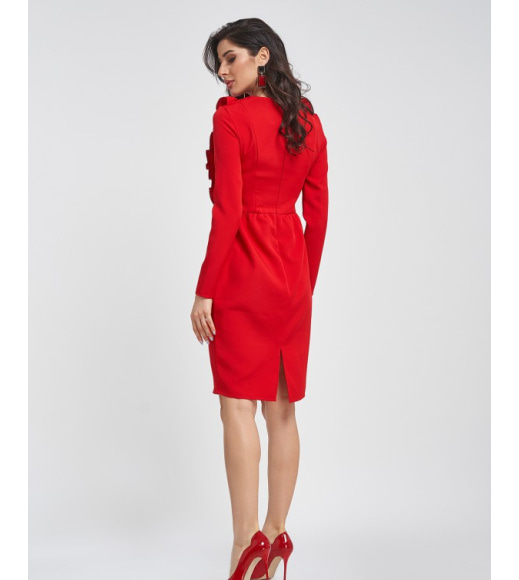 Красное нарядное платье с рюшами