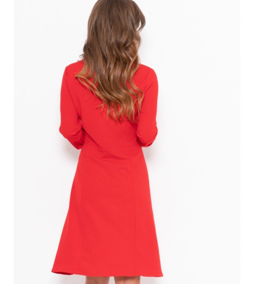 Червона сукня з планкою на гудзиках