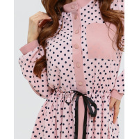 Розовое к горошек приталенное платье с карманом