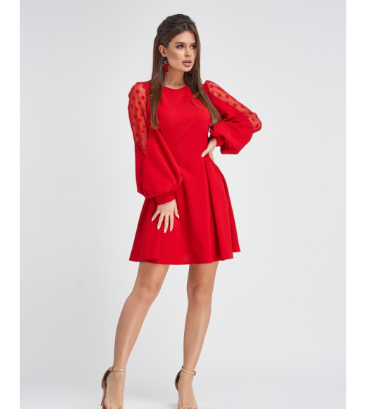 Красное платье с объемными рукавами
