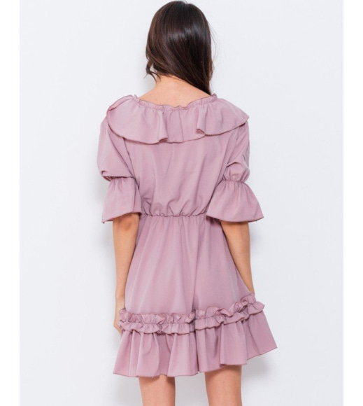 Розовое приталенное платье с воланами