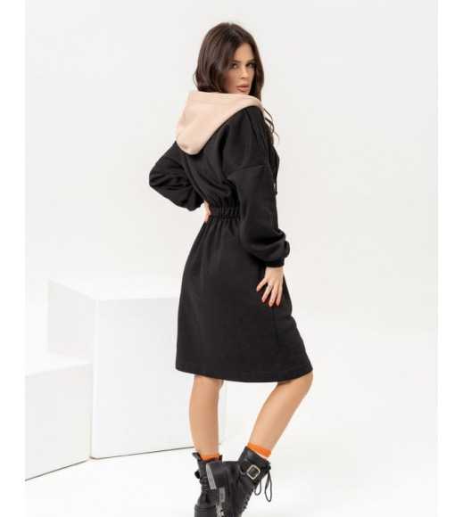 Черное теплое платье с бежевым капюшоном
