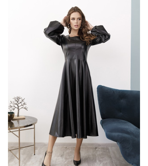 Черное кожаное платье с длинными рукавами