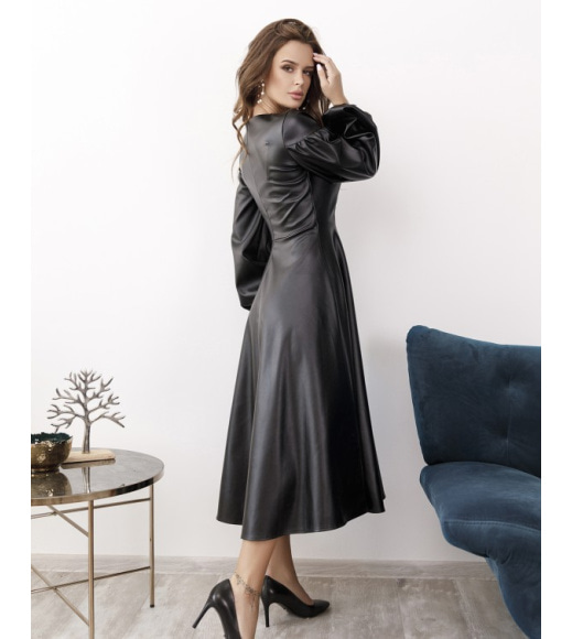 Чорне шкіряне плаття з довгими рукавами