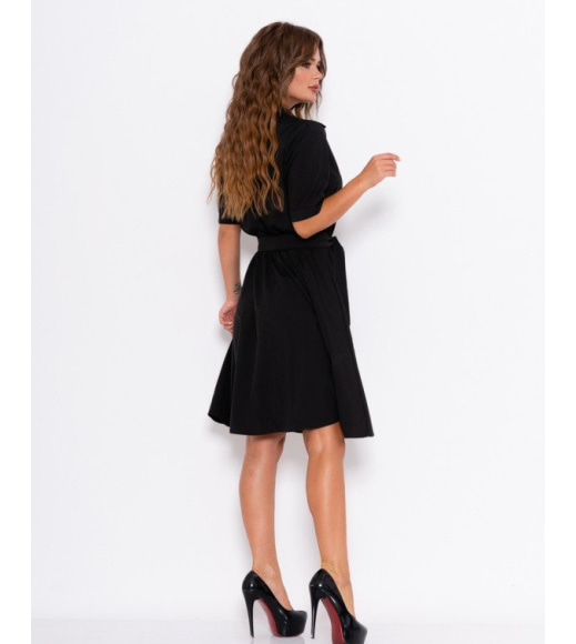 Черное приталенное платье с короткими рукавами