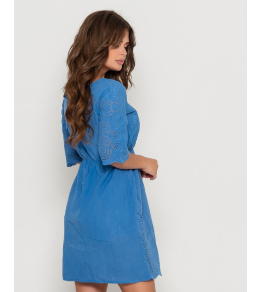 Синее коттоновое приталенное платье с перфорацией