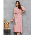 Розовое креповое платье на пуговицах с воланом