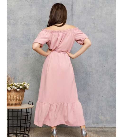 Розовое креповое платье на пуговицах с воланом