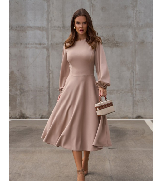 Бежевое приталенное платье с рукавами-фонариками