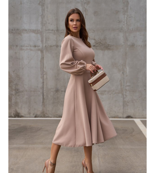 Бежевое приталенное платье с рукавами-фонариками