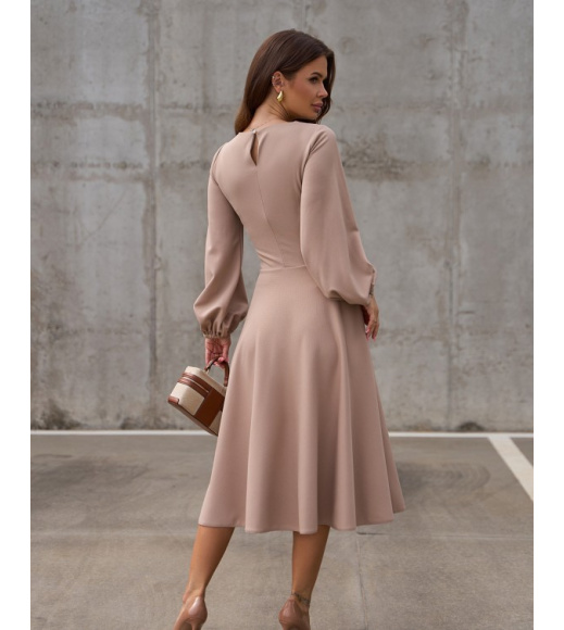 Бежевое приталенное платье с рукавами-фонариками