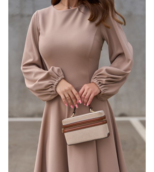 Бежевое приталенное платье с рукавами-фонариками