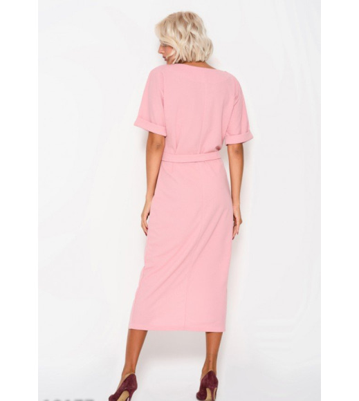 Розовое платье с пояском и с цельнокроенными рукавами, декорированными отворотами и разрезом спереди