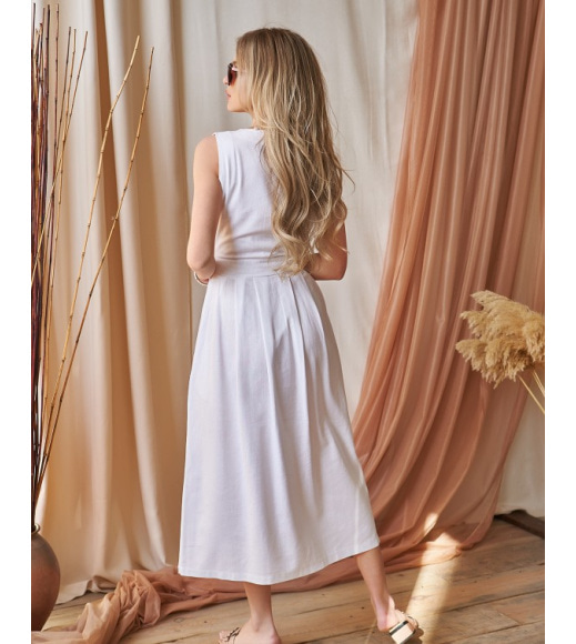 Белое платье с декольте на запах