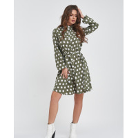 Свободное оливковое платье-рубашка с крупным горохом