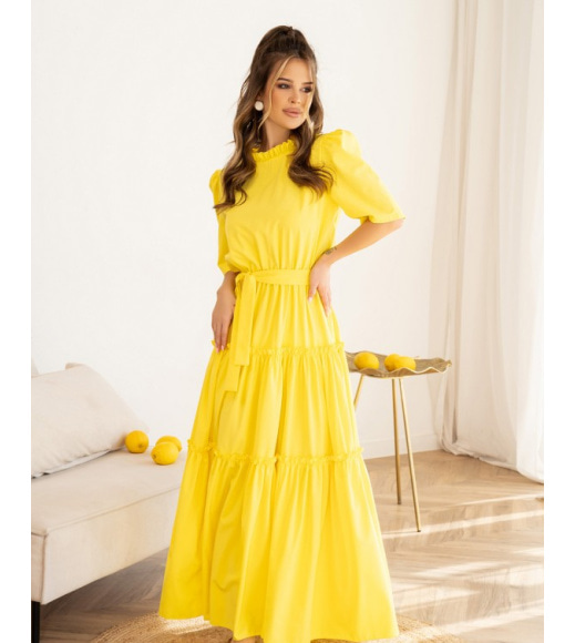 Желтое длинное платье с рюшами