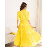 Жовта довга сукня з рюшами