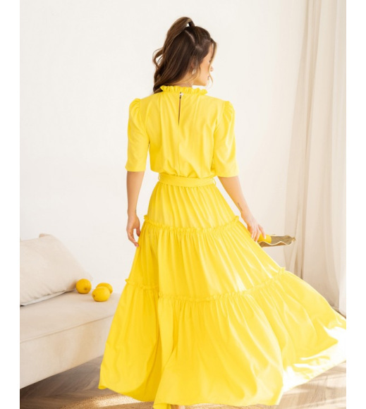 Желтое длинное платье с рюшами