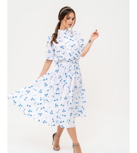 Белое платье-рубашка с цветочным голубым принтом