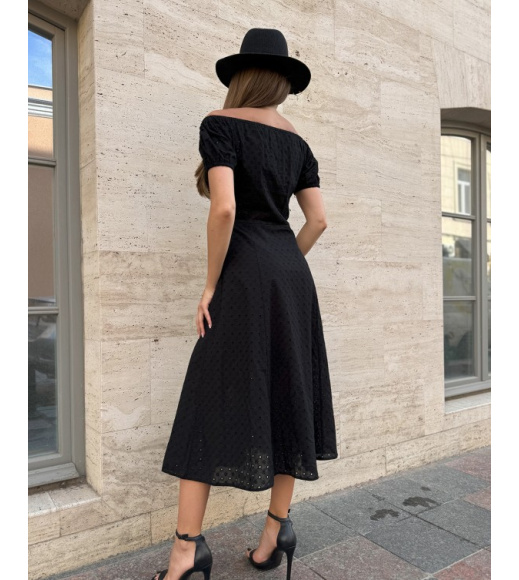 Черное платье из прошвы с боковым разрезом