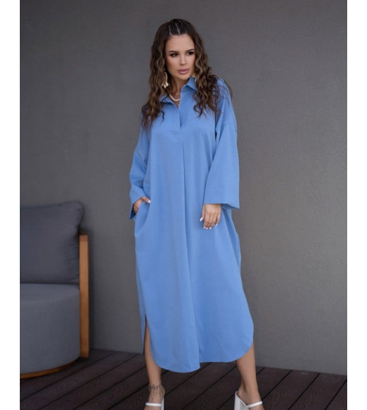 Голубое платье-рубашка свободного кроя