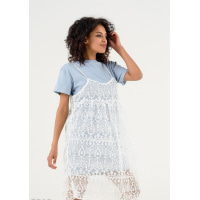 Блакитне плаття-футболка з верхнім мереживним сарафаном