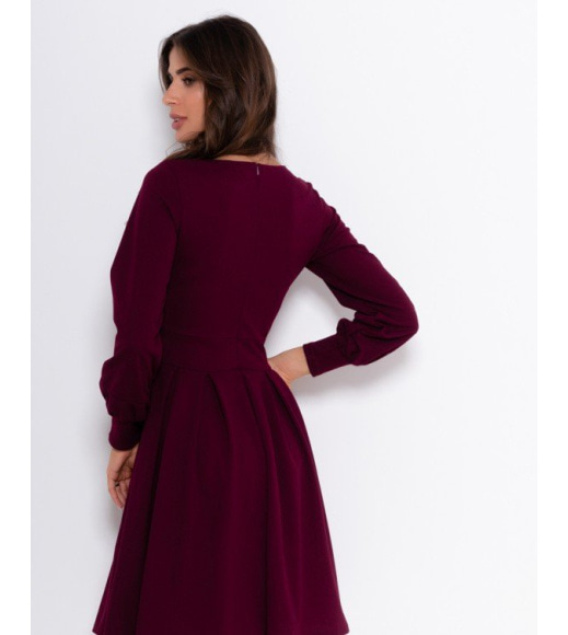 Бордовое классическое платье с длинными рукавами