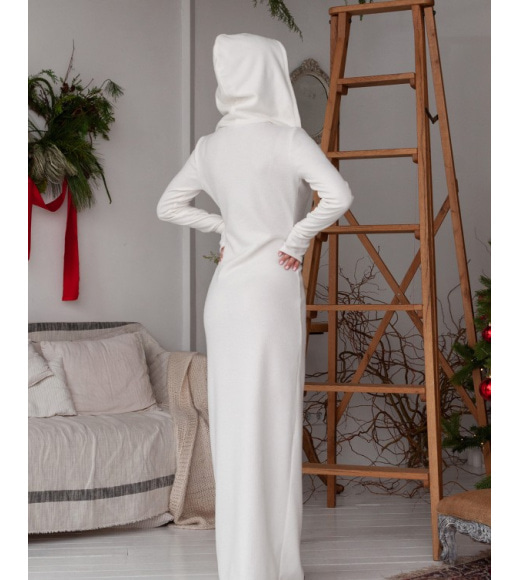 Молочное ангоровое длинное платье с разрезом и капюшоном