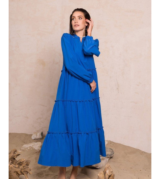 Синее длинное платье-трапеция с рюшами
