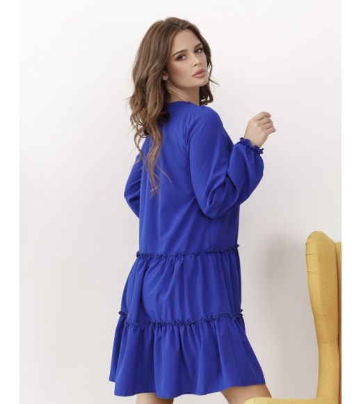 Синее расклешенное платье-трапеция с рюшами