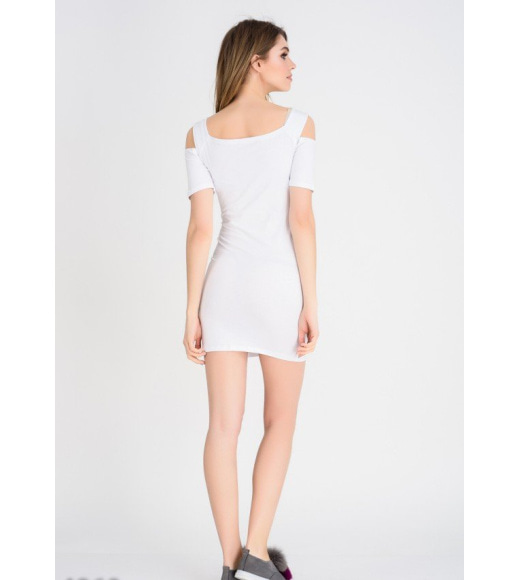 Белое короткое платье-футболка с вырезами на плечах и принтом