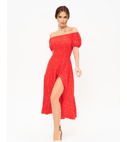 Красное в горошек платье с открытыми плечами и разрезом