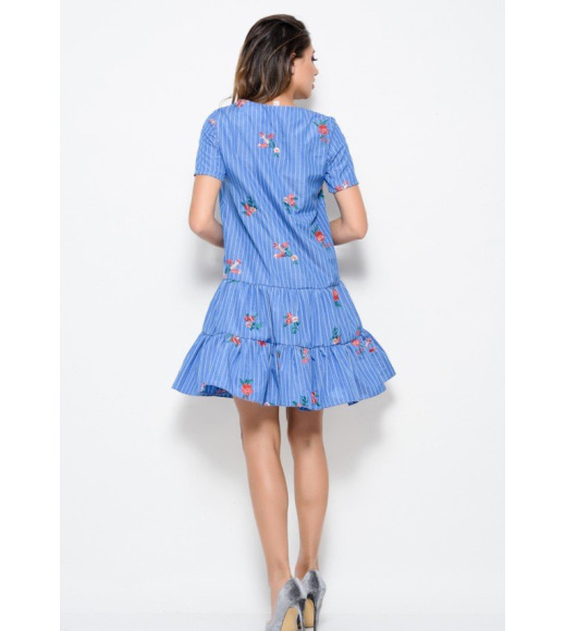 Синее в полоску платье прямого кроя с вышивкой и воланами по низу