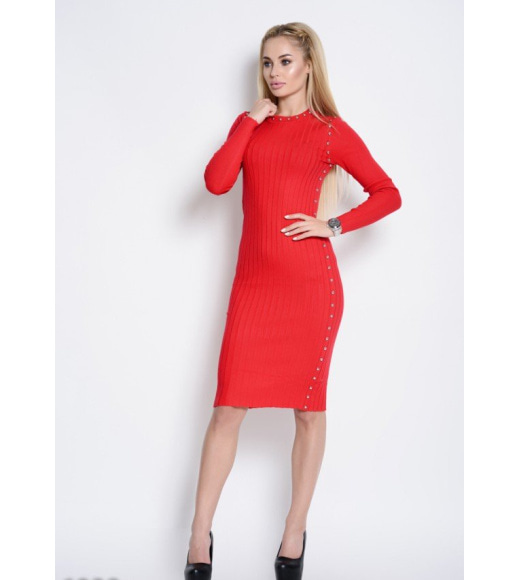 Красное платье из фактурного ангорового трикотажа с заклепками